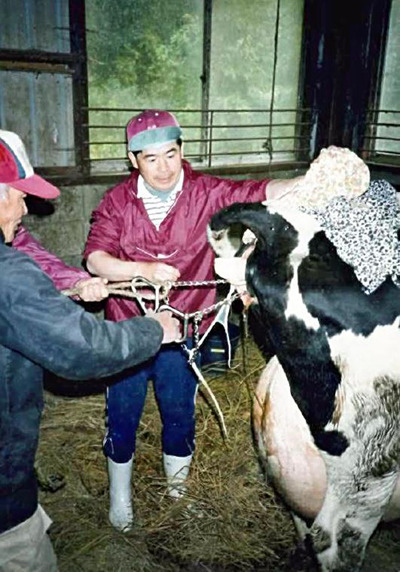 酪農家と嘱託公民館長の二足のわらじを履いていたころの私（右）。忙しいなりにも、家族との時間を大切にして充実した生活を送っていた