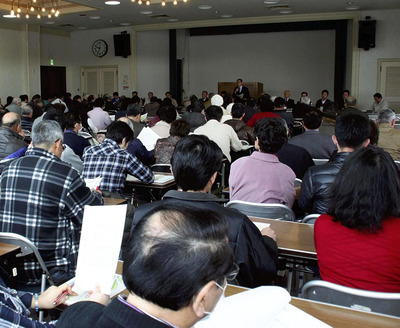 全村避難中に開催された住民懇談会の様子。村民と直接意見を交わす場が、村の復興の土台を形づくっていった＝２０１２年２月２６日、福島市・県青少年会館（飯舘村提供）