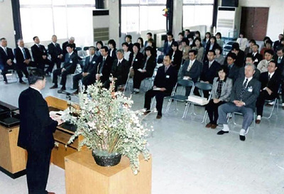 いすに座って私（左）の訓示を聞く村職員ら。職員への激励を込めたメッセージを伝えていたが、私自身も訓示を通じて成長させられていた