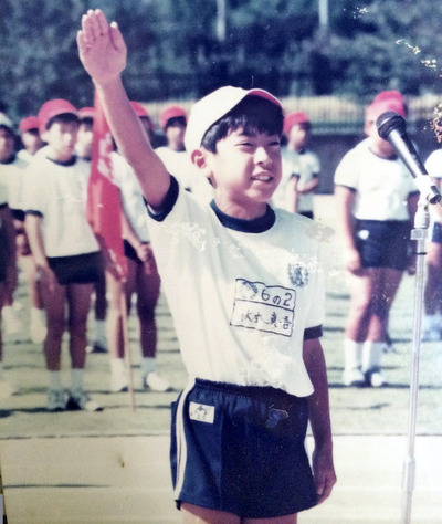 運動会で宣誓する私。率先してクラスの先頭に立つような子どもだった