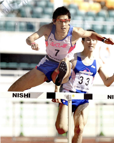 大会で４００メートル障害に挑む大学生の頃の私。毎年タイムを伸ばし、自信を深めていた