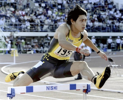 日本選手権大会で４００メートル障害を走る実業団時代の私。所属先の会社の社長が私を大きく成長させてくれた