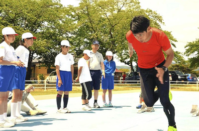県内の子どもたちに走り方を指導する私＝２０１３年