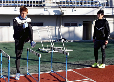 加賀さんに指導する私（右）。加賀さんは私が初めて個人指導をしたアスリートだ