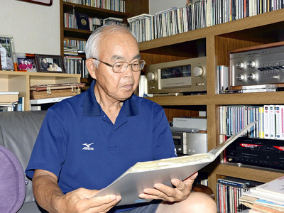 約４０年前の新聞記事などに目を通す私。当時の資料は今も大切に残している