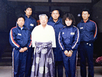 福島陸協の強化部長時代の私（後列中央）。苦労も多かったからなのか、川本君（同右）の目には私が老けて見えたらしい＝１９８５年ごろ