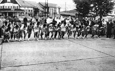 白河―福島間県縦断駅伝競走「民友駅伝」で白河駅前をスタートする選手＝１９７２年