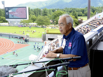 今年８月に福島市のとうほう・みんなのスタジアムで開かれた全日本中学校陸上競技選手権大会（全中）を審判委員として見守る私。これからも裏方としてスポーツの普及振興に努めてまいりたい