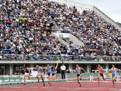 東日本大震災から３年後に本県で初開催された陸上の日本選手権。３日間とも雨だったが、スタンドは大勢の観客で埋まった＝２０１４年６月、福島市・とうほう・みんなのスタジアム