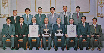 県競技力向上対策室のメンバー。前列右から４人目が私