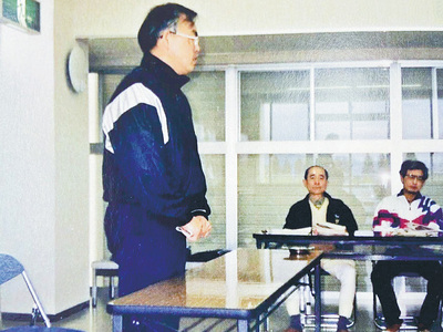 競技団体の課題解決のために奔走し、各団体の役員とも議論した。馬術連盟の佐藤伝一さん（中央）には強化対策に尽力していただいた。左は私