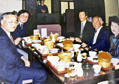 選手確保のため全国を飛び回って関係者を説得した私（左）＝１９９３年