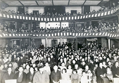 ３階席まで満員に埋まった本宮映画劇場。戦後、映画は最大の娯楽だった＝１９５２年６月