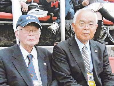 私を陸上の世界に導いてくださった高校時代の恩師の吉田清計先生（左）。２０１４年に本県で開催された日本選手権に足を運んでくださった