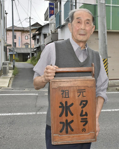 劇場（後方）が見えるこの場所で、母はアイスキャンディー屋を営んでいた。劇場経営が傾くとキャンディー屋の売り上げでフィルム代を賄った