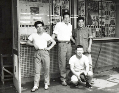 休館の数年前、劇場前で写真を撮った私（左から２人目）と従業員。１０人ほどいた従業員は休館する時には１人だけになっていた