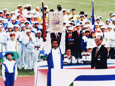 ふくしま国体秋季大会の閉会式で男女総合優勝の賞状を受ける豊田博隆陸上総監督（中央）。私の後任の福島陸協強化部長だった＝１９９５年１０月１９日、あづま総合運動公園陸上競技場