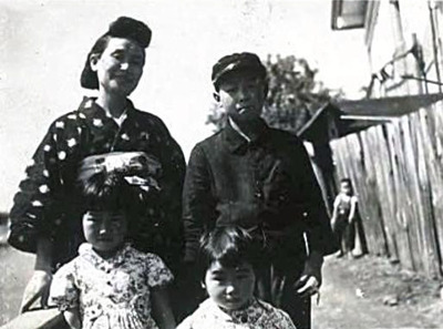 中学生時代の私（後列右）と母（同左）。母には、大人になってからも苦労をかけた。母がいなければ、劇場は残らなかっただろう