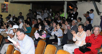 立ち見が出るほど、満杯となった上映会。上映後は拍手がなりやまなかった