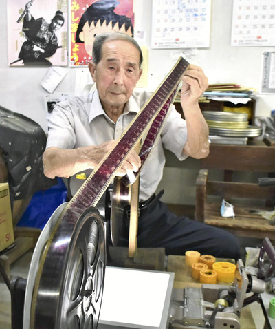 フィルムの状態を確認する私。映画１０本ほどの「いい場面」だけをつなぎ、一つの映画にしてしまったのは、全国でも私だけだろう