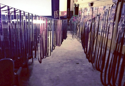 洗浄後、劇場の中に干された映画フィルム。水没した約２００缶のフィルムは、多くの映画を愛する人の手で生き返った