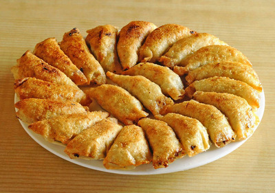 パリッとした食感が「何個でも食べられる」と評判を呼ぶ照井の餃子