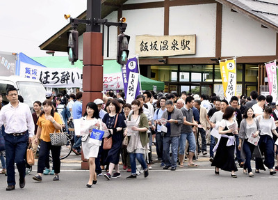 飯坂温泉街で毎年夏に開催される「ほろ酔いウオーク」。この時は温泉街は大勢の人でにぎわうが、コロナ禍で３年連続中止となっている＝２０１８年７月