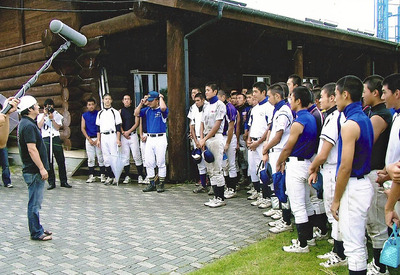 甲子園出場を決めた聖光学院ナインを激励するため練習場を訪れた私（左）。照井の餃子を振る舞い、喜んでもらった