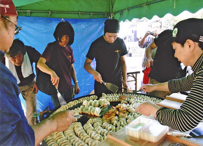 各地のイベントで喜ばれている大鍋餃子。円盤餃子をＰＲする効果は絶大だ。イベントに参加するのは好きなので、体が続く限り発信に努めたい