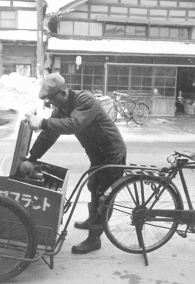 牛乳配達する父四郎。小さい頃から懸命に働く両親の姿を見て育ち、配達を手伝うようになった