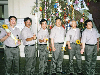 アカペラグループ「ブライトチキンズ」の仲間と私（右から２人目）。歌を歌わなくなった今でも懇親を深めている