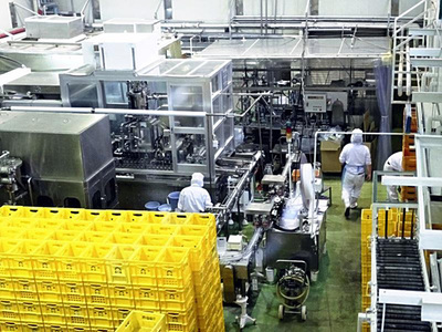 会津坂下町にある会津中央乳業の工場内。従業員は食品トラブルを乗り越え、機械を譲り受けた恩などを胸に日々の仕事に励んでいる