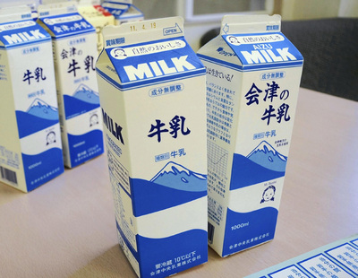 本県産の原乳が出荷制限されていた時に使用したパッケージ（左）。「会津」の文字を使えなかった