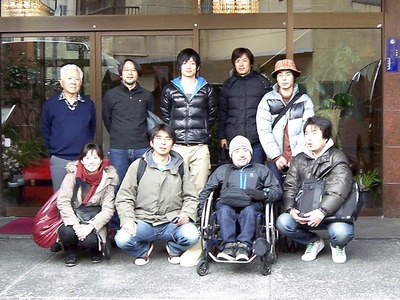 「ＥＡＴ　ＥＡＳＴ！」のメンバーと高橋さん（前列左から２人目）を囲む私（後列右から２人目）