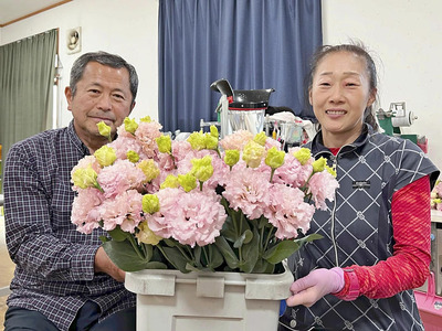 浪江の花き栽培のツートップの川村さん（左）と清水さん。東京五輪のメダリストよりも早く母にブーケをくれた