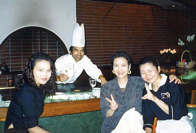 ステーキハウス時代の私。バブルがはじけて店をたたむことにしたが、多くのお客さまに愛されていた。ここで提供したラーメンが「熟成しょうゆラーメン」のヒントになっている