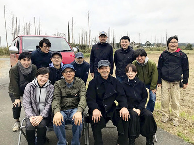 田中泯さん（前列右から２人目）や、犬童さん（同３人目）らと写真に納まる私（最後列左）