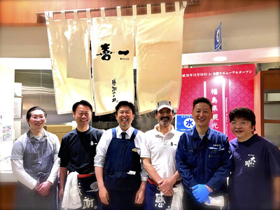 県観光物産館でのイベントで健康を意識したラーメンを提供したメンバー。右から３人目が私。元喜塾の活動を通じ、地元が誇れる人材を育成していきたい