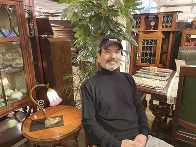 何事も本気で向き合うことが大切だ。一生懸命やりきったら、しっかり休む。アンティーク家具を見て回るのも趣味の一つだ
