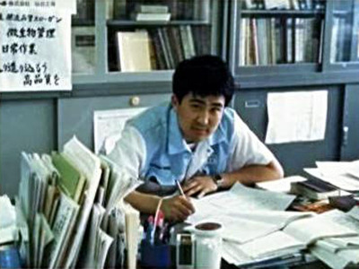 入社３年目、仙台工場醸造課の事務所で仕込みを担当していた。「向いてないな」と思うこともずいぶんあったが、多くの人の支えが原動力だった