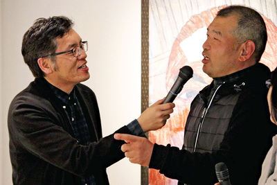 ギャラリートークで自作について解説する青木さん（右）と私。青木さんの存在が美術館設立の原動力になった