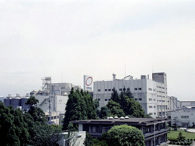 １９９０～２００３年ごろの大阪工場。年の近い社員同士で始めた勉強会は工場長から「就業後にコソコソやらず、時間内に」との指示が出た途端、部門ごとの単調な報告会になった。勉強会は言われてやるものではなく、自主的にやらなければ駄目だと痛感した