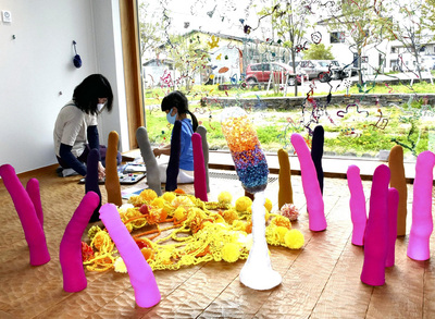 秋田公立美術大粘菌研究クラブによる体験型の展示コーナー＝２０２２年４月、はじまりの美術館