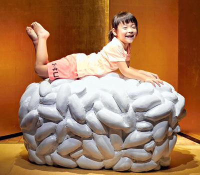 飯野さんの作品「ＳＵＳＨＩ」は撮影スポットとして大人気だった（撮影：シロヤマ写真館）