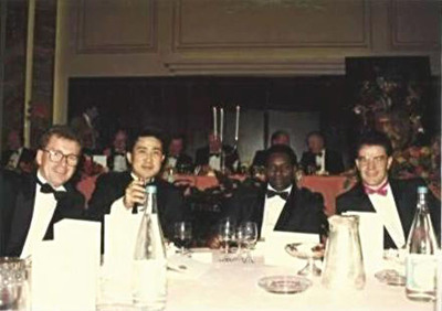 英国ビール醸造協会主催の晩さん会に参加した私（左から２人目）。各国を巡り、その国や地域それぞれの個性あふれるビール文化に触れた＝１９９１年