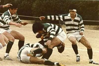 ラグビーに明け暮れた大学時代の私（右）。社会人になってからもクラブチームなどで続けたが、３４歳の時にけがや仕事への影響を考えて競技から離れた。今でもトレーニングは継続している