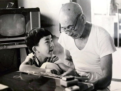 祖父との一枚。カメラ好きだった父は、家族の日常を撮り続けてくれた。祖父の教えはいつの間にか私の行動指針となった