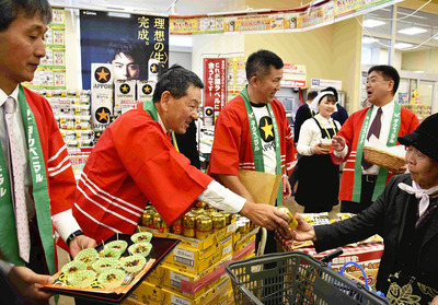 ヨークベニマルの店頭に立って共同開発した商品を販売した私（左から３人目）。手に取っていただいたお客さまには「（本県出身に）こんな人たちがいるんだ」と驚いているような反応があった＝２０１８年１１月