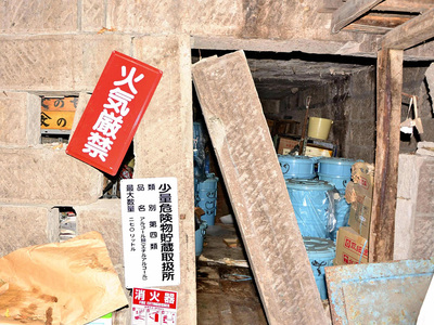 ３月の地震で壁が落ち、崩壊寸前となった石蔵。工場や蔵は「全壊」と判定された