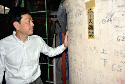 しょうゆの火入れで使用するタンク。表面の手書きの文字は先代が書き込んだ作業上の注意などだ